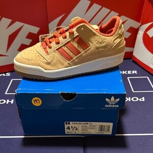 adidas Forum Low CL Sneakers - Tan & Orange Accent